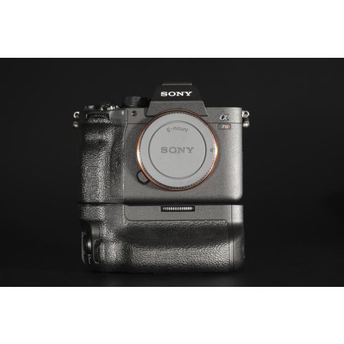 Sony Alpha 7RIV Váz + VG-C4EM (Használt termék)